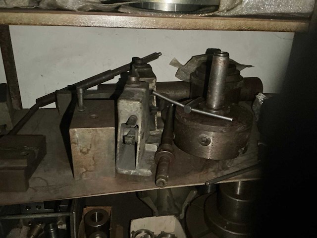 Metalen 2-deurs kast met inhoud - afbeelding 2 van  14