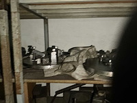 Metalen 2-deurs kast met inhoud - afbeelding 4 van  14