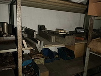 Metalen 2-deurs kast met inhoud - afbeelding 5 van  14