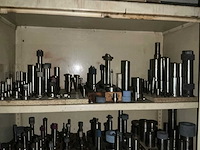 Metalen 2-deurs kast met inhoud - afbeelding 8 van  14