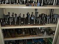Metalen 2-deurs kast met inhoud - afbeelding 9 van  14