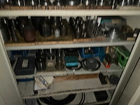 Metalen 2-deurs kast met inhoud - afbeelding 10 van  14