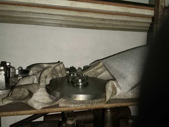 Metalen 2-deurs kast met inhoud - afbeelding 3 van  14