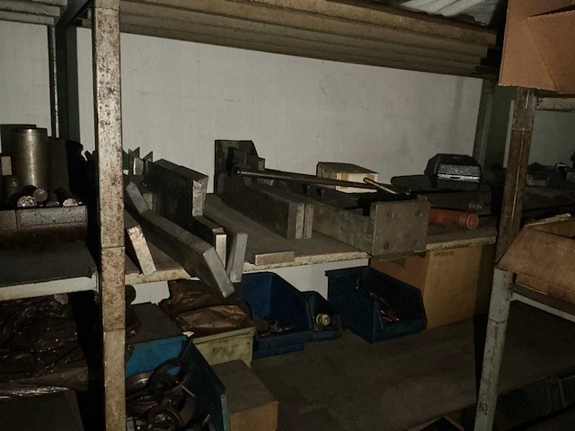 Metalen 2-deurs kast met inhoud - afbeelding 5 van  14