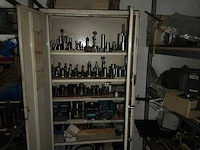 Metalen 2-deurs kast met inhoud - afbeelding 7 van  14