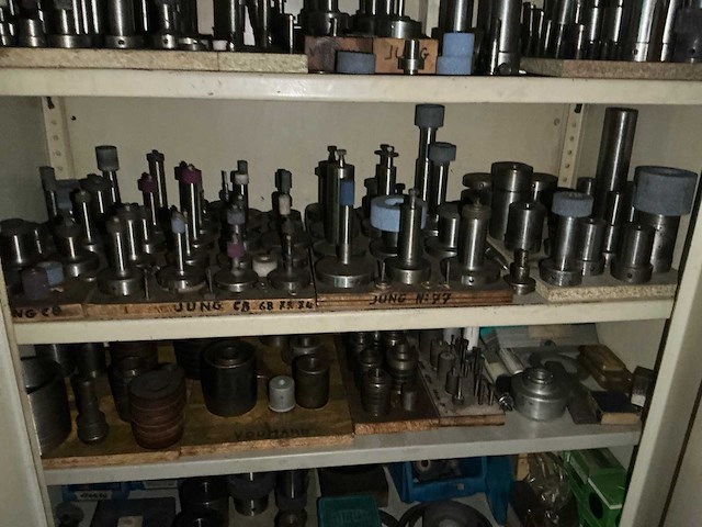 Metalen 2-deurs kast met inhoud - afbeelding 9 van  14