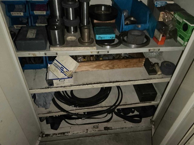 Metalen 2-deurs kast met inhoud - afbeelding 11 van  14