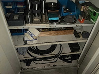 Metalen 2-deurs kast met inhoud - afbeelding 11 van  14