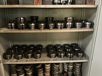 Metalen 2-deurs werkplaatskast met inhoud - afbeelding 3 van  6