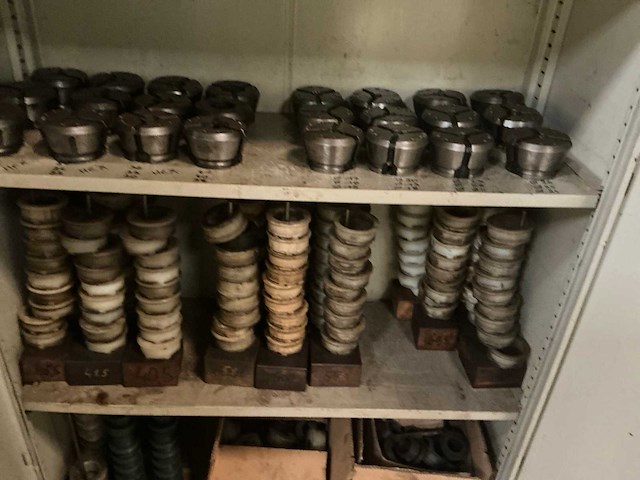 Metalen 2-deurs werkplaatskast met inhoud - afbeelding 4 van  6