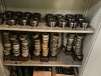Metalen 2-deurs werkplaatskast met inhoud - afbeelding 4 van  6