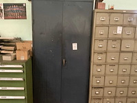 Metalen 2-deurs werkplaatskast met inhoud - afbeelding 1 van  6