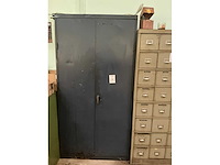 Metalen 2-deurs werkplaatskast met inhoud - afbeelding 2 van  6