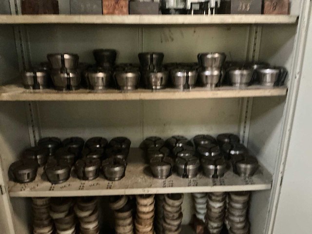 Metalen 2-deurs werkplaatskast met inhoud - afbeelding 3 van  6