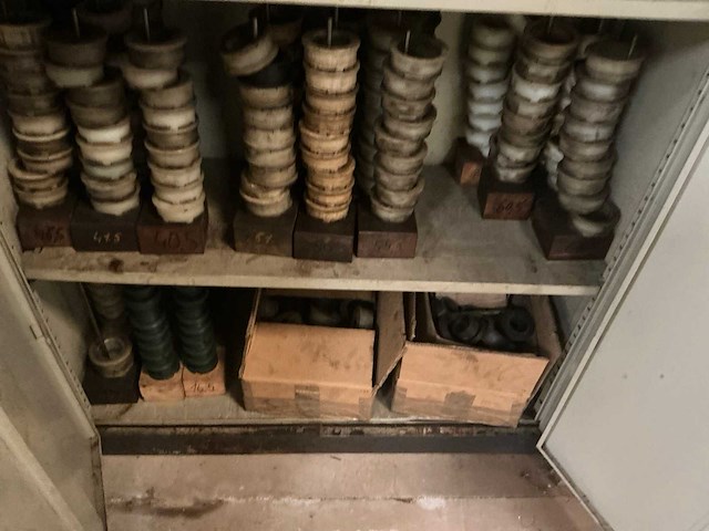 Metalen 2-deurs werkplaatskast met inhoud - afbeelding 5 van  6
