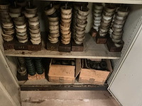 Metalen 2-deurs werkplaatskast met inhoud - afbeelding 5 van  6