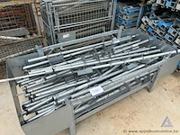Metalen bak inhoudende stellingelementen