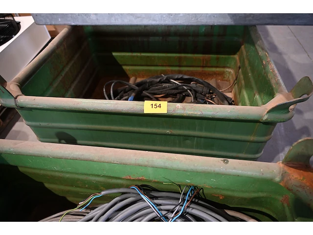 Metalen bak met hijsogen - afbeelding 1 van  2