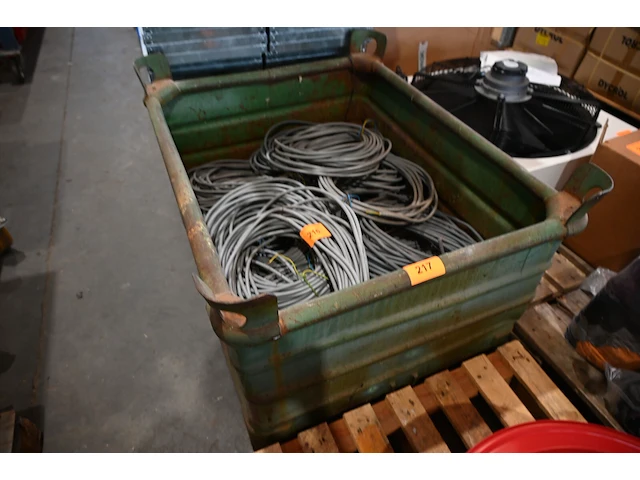 Metalen bak met hijsogen - afbeelding 2 van  2