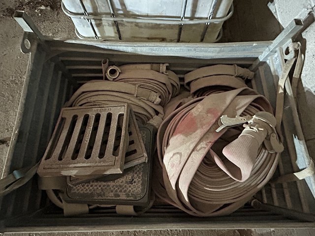 Metalen bak vol brandslangen + 3tal putdeksels - afbeelding 1 van  2