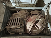 Metalen bak vol brandslangen + 3tal putdeksels