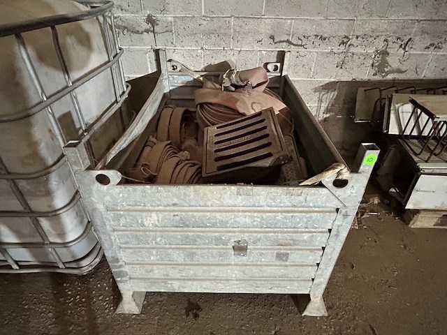 Metalen bak vol brandslangen + 3tal putdeksels - afbeelding 2 van  2