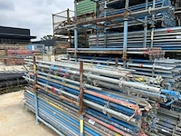 Metalen bok inhoudend stellingelementen