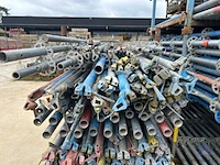 Metalen bok inhoudend stellingelementen - afbeelding 2 van  2