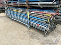 Metalen bok inhoudend stellingelementen