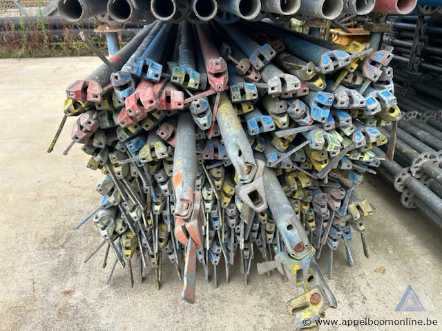 Metalen bok inhoudend stellingelementen - afbeelding 2 van  2
