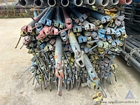 Metalen bok inhoudend stellingelementen - afbeelding 2 van  2