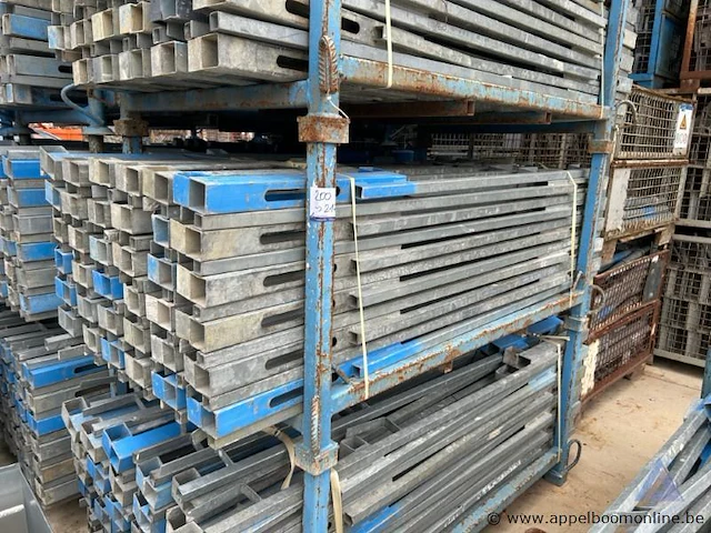 Metalen bok inhoudend stellingelementen - afbeelding 1 van  3