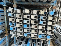Metalen bok inhoudend stellingelementen - afbeelding 2 van  3