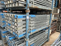 Metalen bok inhoudend stellingelementen