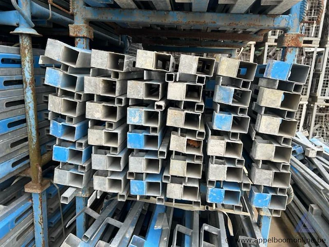 Metalen bok inhoudend stellingelementen - afbeelding 2 van  3