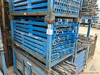 Metalen bok inhoudend stellingelementen