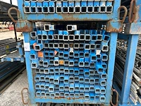 Metalen bok inhoudend stellingelementen - afbeelding 2 van  3