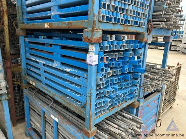 Metalen bok inhoudend stellingelementen - afbeelding 1 van  3