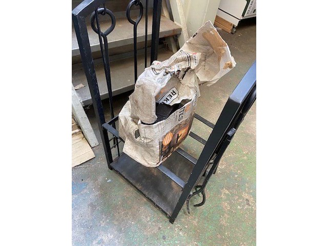 Metalen brandhoutmeubel met 4 accessoires - afbeelding 1 van  3