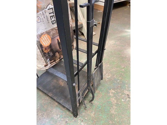 Metalen brandhoutmeubel met 4 accessoires - afbeelding 2 van  3
