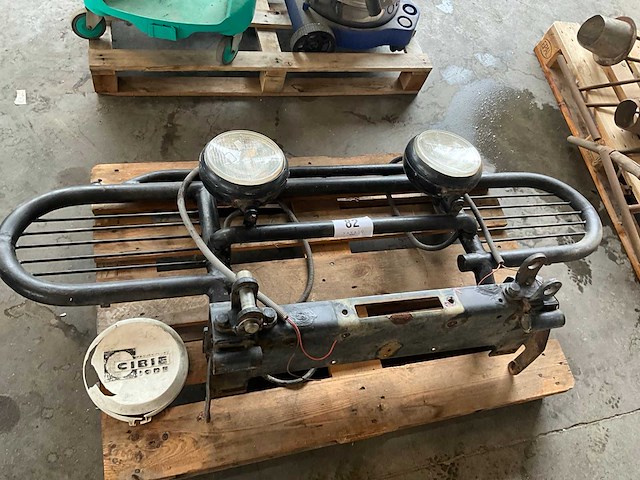 Metalen bumper/voorzetstuk voor landrover of minerva jeep - afbeelding 1 van  7