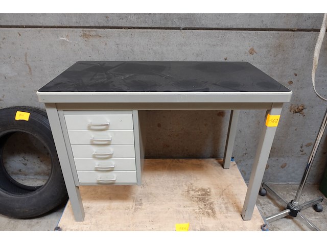 Metalen bureau met 5 laden h.72 b.94 d.50 cm - afbeelding 1 van  4