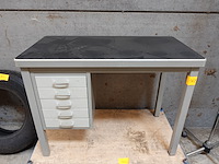 Metalen bureau met 5 laden h.72 b.94 d.50 cm - afbeelding 1 van  4