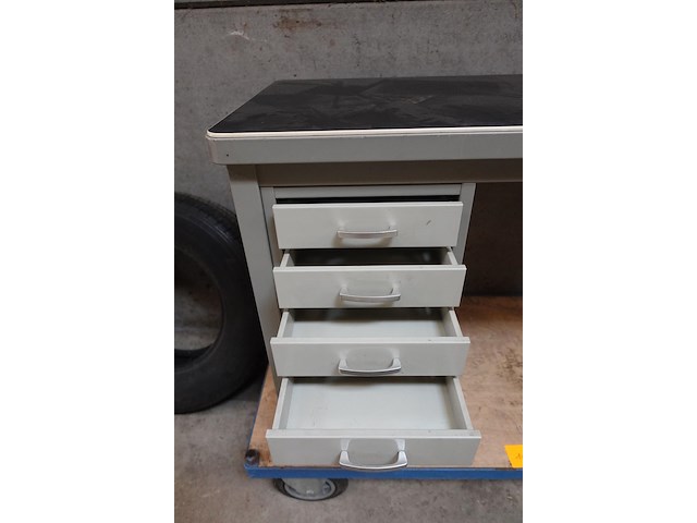 Metalen bureau met 5 laden h.72 b.94 d.50 cm - afbeelding 3 van  4