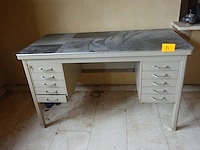 Metalen bureau