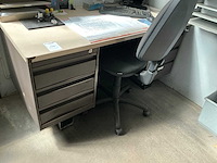 Metalen bureau - afbeelding 1 van  4