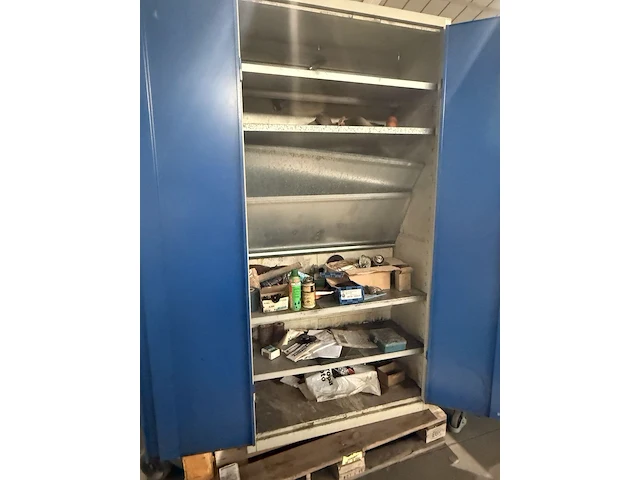 Metalen bureaukast met inhoud - afbeelding 2 van  3