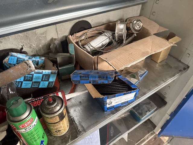 Metalen bureaukast met inhoud - afbeelding 3 van  3
