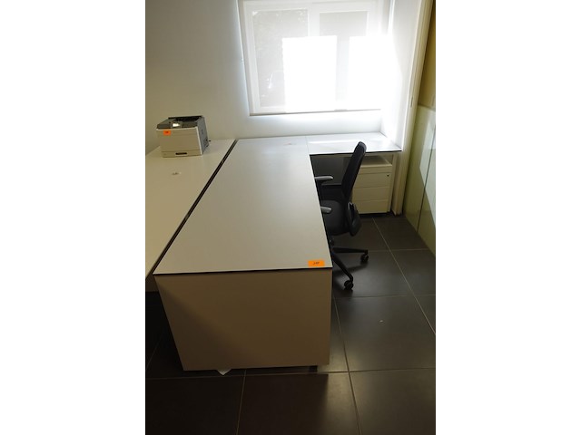 Metalen bureaumeubel + volkern bovenblad - afbeelding 1 van  6