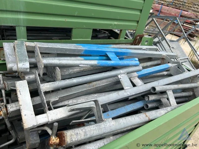 Metalen container inhoudende diverse metalen stellingonderdelen. - afbeelding 2 van  3